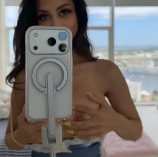 diva showing boobs