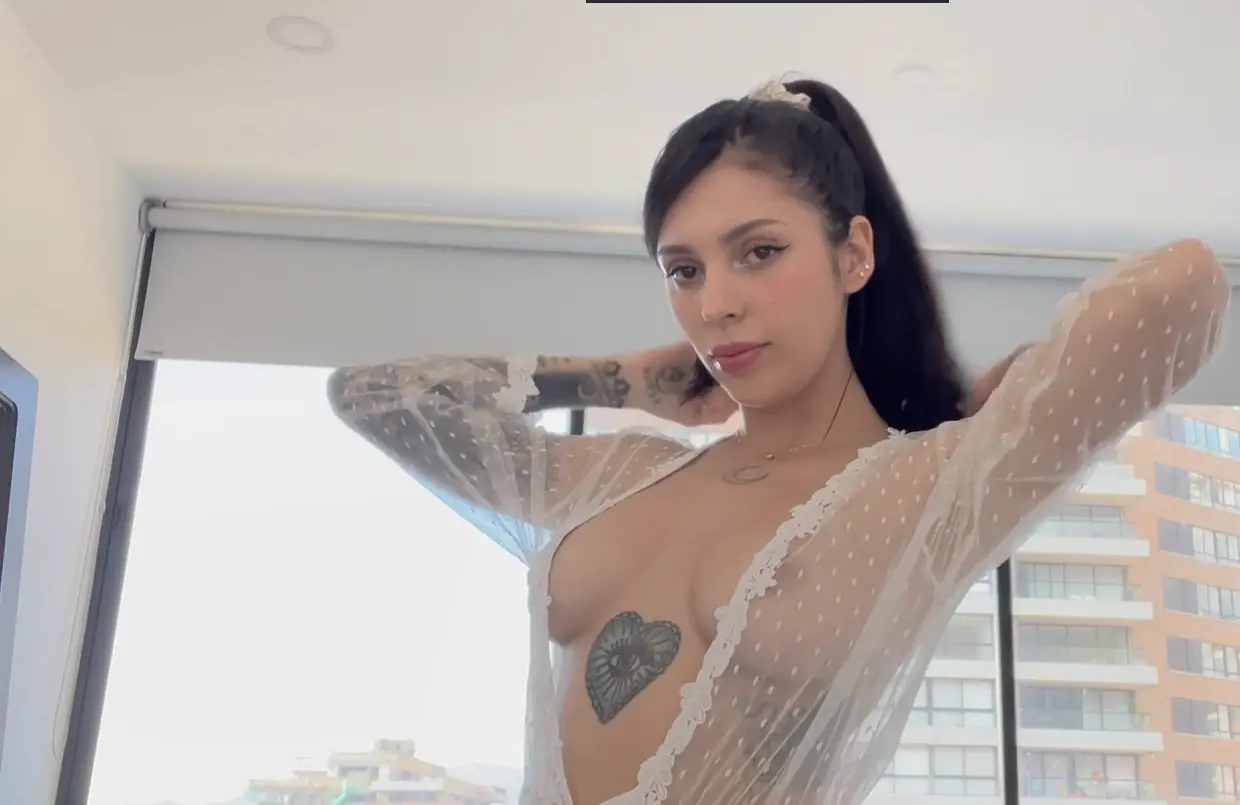  Sara Calixto Pleases Herself On The Bed