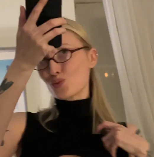 Yulia Kyolner showing her pussy and boobs